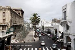 Image du Maroc Professionnelle de  Le boulevard Mohammed V (ex la gare). A droite le marché central de Casablanca figé depuis les années 30, il dispose de 3 entrées faisant face à l'hôtel Lincoln (immeuble Bossonneau) un des premiers bâtiment de 4 niveaux du boulevard de la gare (actuel boulevard Mohammed V) est abandonné aux intempéries depuis plusieurs années, un échafaudage est en cours d'installation contre la façade. Petit à petit L’hôtel Lincoln quitte ce monde. Construit par des matériaux poreux et sans étanchéité au début du 20e siècle. Déjà en 1989 suite aux accidents qui ont causé des morts et plusieurs blessés, le bâtiment a été vidé avec cessation de toute activités des commerces et cafés, Lundi 6 Juillet 2009. (Photo / Abdeljalil Bounhar) 